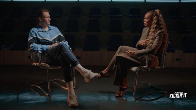 小麦：看自己的倒钩肯定有500遍了；不同意曼联有问题的说法