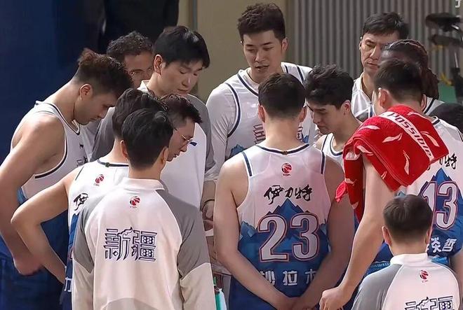 青島男籃大勝新疆創(chuàng)造歷史，王奕博18+5齊麟16分，哈里斯首秀17+4