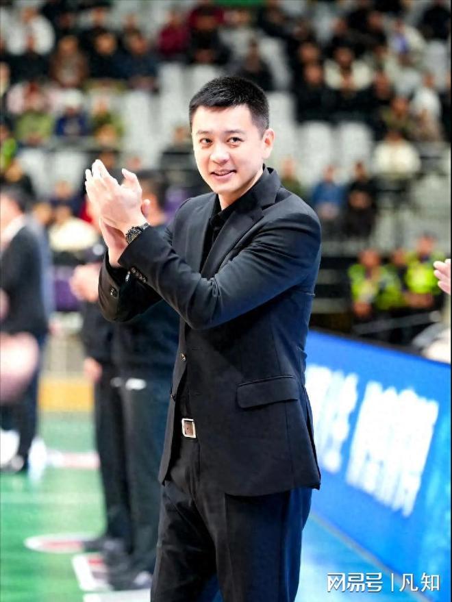 原來他們是楊鳴父母，出身體育世家，難怪兒子能三連冠且性格囂張