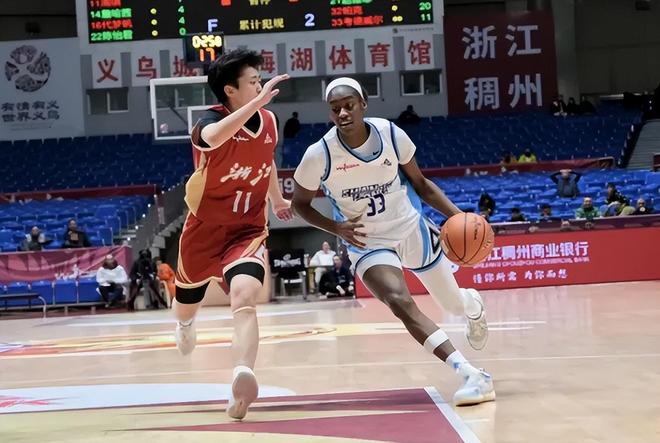 驚險(xiǎn)取勝！山東女籃81比78逆轉(zhuǎn)浙江，帕克獨(dú)砍27分引領(lǐng)球隊(duì)勝利！