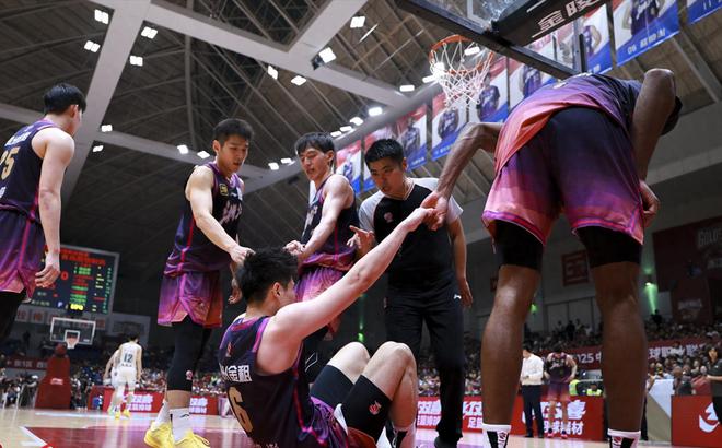 不比郭艾倫強！MVP后衛(wèi)場均僅10分，帶隊1勝4負，主教練無奈背鍋