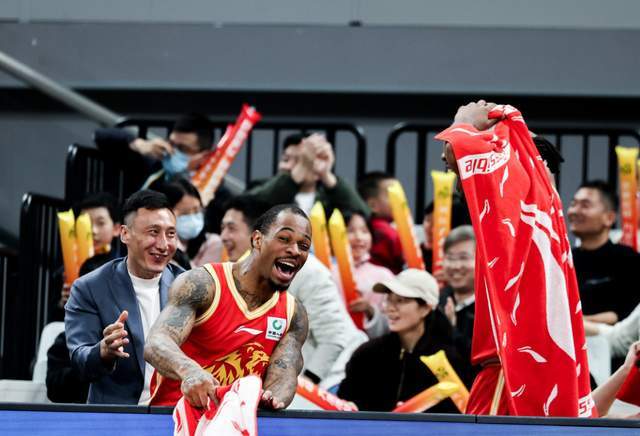 CBA排名亂了！廣廈五連勝重回榜首，黑馬反超廣東，遼寧跌至第六