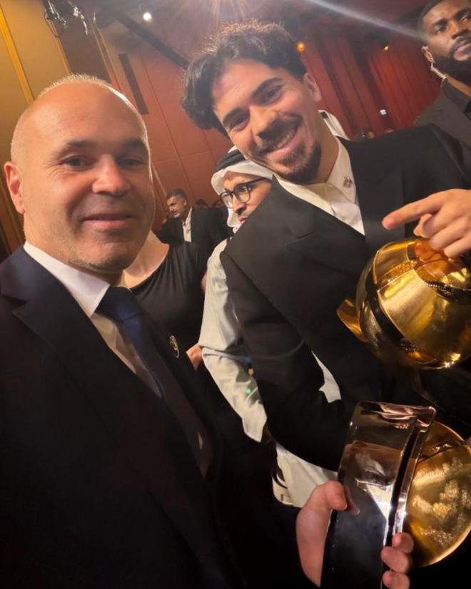 維蒂尼亞曬自己和伊涅斯塔合影：終極榜樣，我太幸運(yùn)了