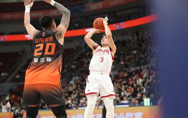 三連敗的山西男籃！潘江采訪引球迷熱議，前教練直言：皇帝的新裝