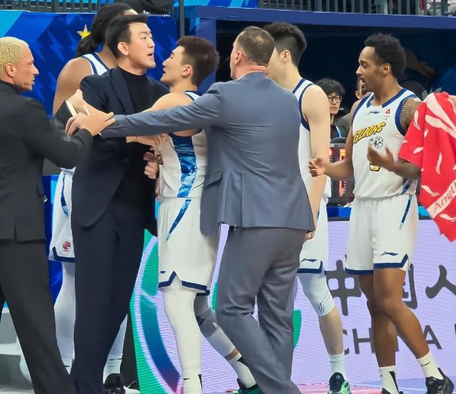 破案了！同是延誤發球，周琦卻不用吃T原因找到，怪少杰學藝不精