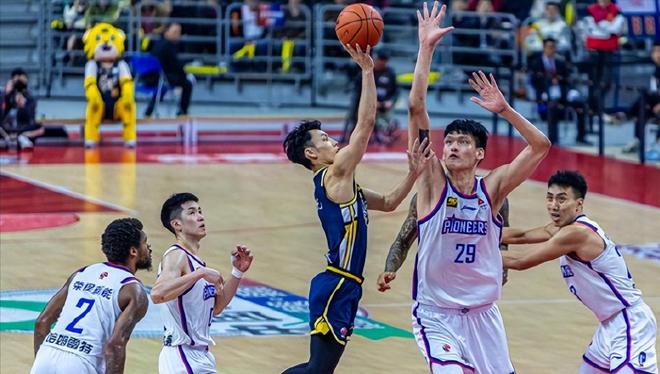 廣東男籃穩(wěn)居第一!杜鋒是最大功臣,賽后有四個好消息和一個壞消息