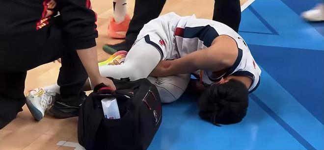 慘烈！徐杰被周琦誤傷倒地不起：左膝反關節觸目驚心 球迷祈禱