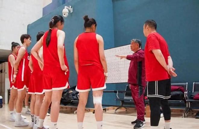 中國女籃大名單公布，沒想到宮魯鳴會這么說，李夢徹底沒戲了