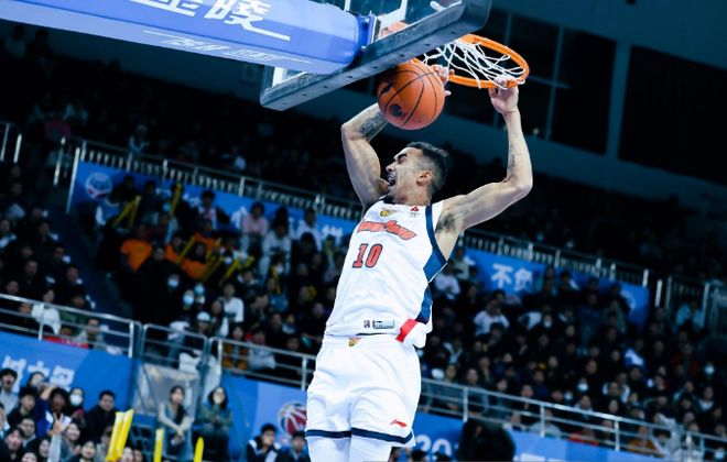 杜鋒：奎因腿部受傷去醫院復查無緣京粵大戰 調侃曾凡博復出首秀