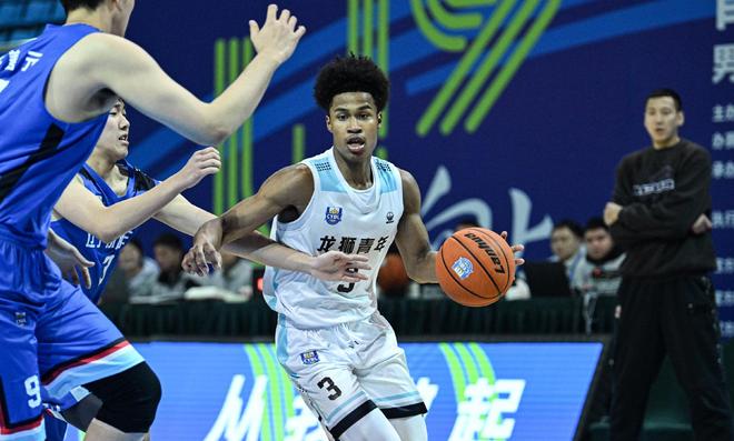 國產華子上線！中國男籃19歲1米93混血新星崛起：場均轟22+7+3