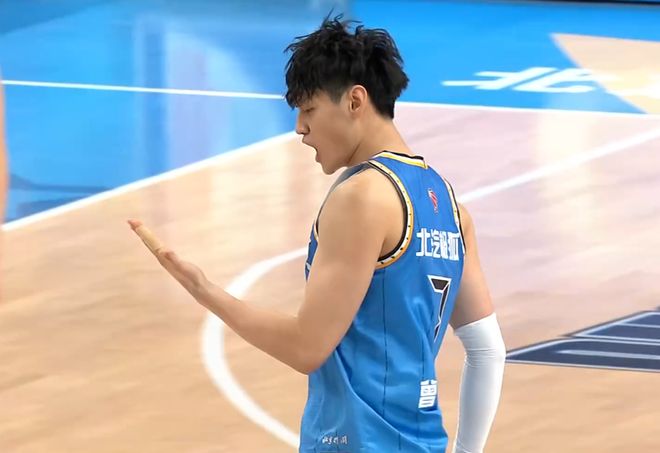 北京男籃31分大勝，送廣東賽季首敗，曾凡博火線復出表現(xiàn)搶眼