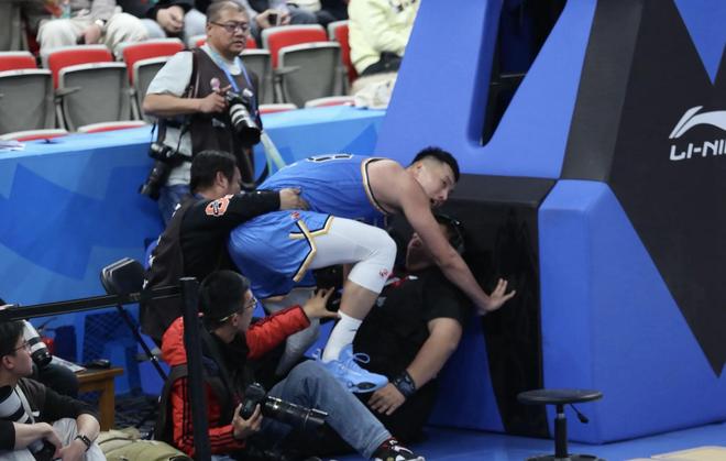 與攝像師相撞卻扶不動對方，翟曉川：對不起大哥，我盡力了！