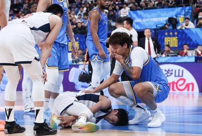 CBA瘋狂一夜！2門慘案1大逆轉(zhuǎn)，京浙4隊大獲全勝，廣東成最大輸家