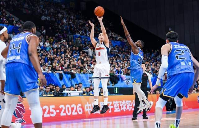 廣東客場挑戰北控恐吃敗仗！杜鋒缺兵少將，張慶鵬猛攻對手后防線