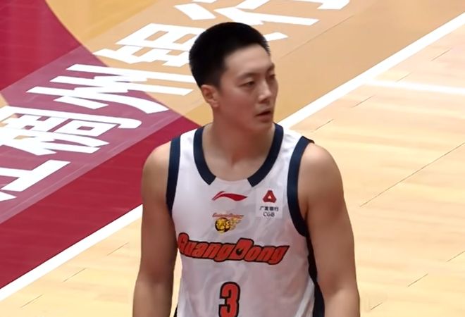 不要讓胡明軒打控衛(wèi)！他真的打不了1號位 球迷：杜鋒太固執(zhí)