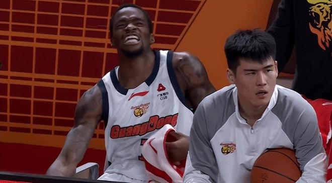 八連勝終結(jié)！薩姆納空砍35+5顯悲涼 杜鋒場邊踱步無奈胡明軒9中3