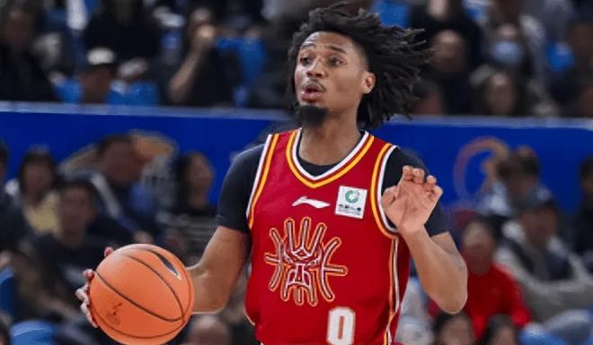 終于走了！黑根斯取消注冊，新援有望今晚出戰，但36歲能否穩定？