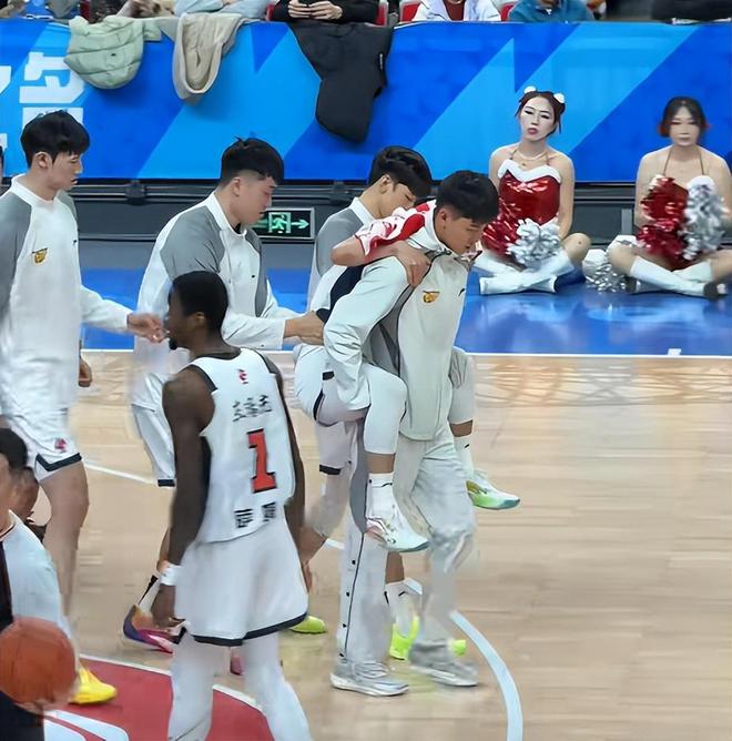 傷情無礙！徐杰喊話女球迷下場繼續打，名記痛斥薩姆納：百死莫贖