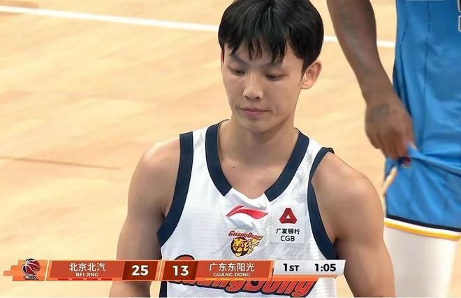 突發(fā)！徐杰被周琦撞到小腿部位重傷離場，廣東男籃遭遇重大打擊！