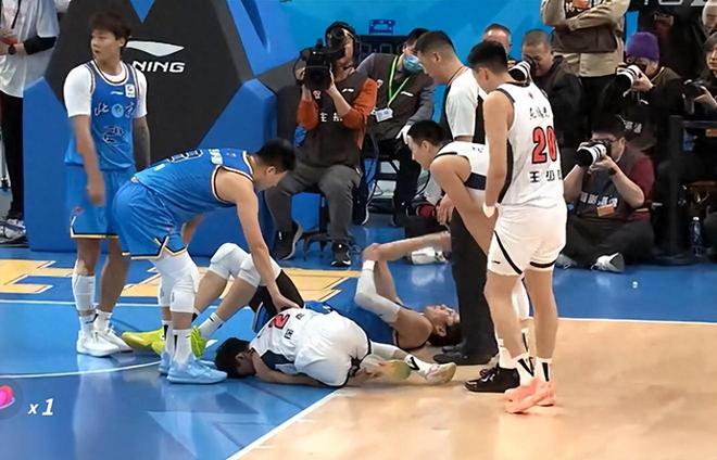 晴天霹靂！徐杰左踝扭傷+內側副韌帶損傷，需休戰多場，廣東難了