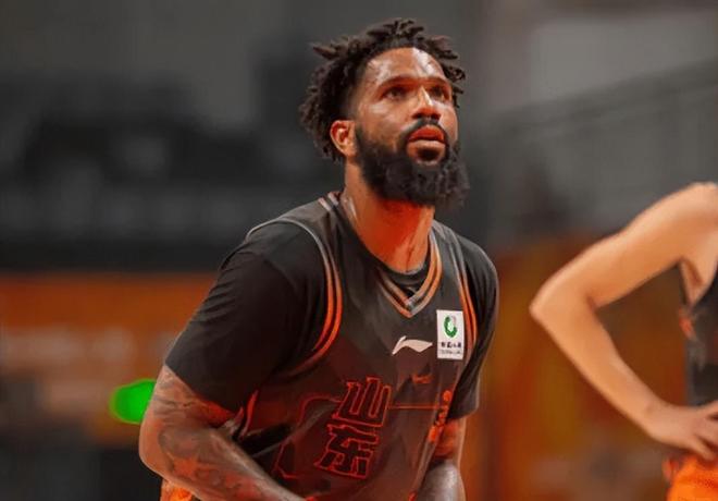 邱彪真能忍！鮑威爾9中1，垃圾時間仍鐵，幸好第四外援已在談！