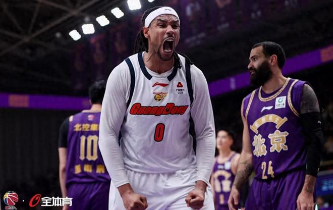 誰注意，廣東1人送里勒三分大帽，杜鋒又擊掌又摸頭，太喜歡他了