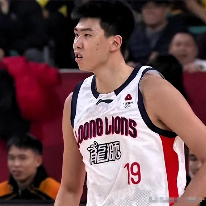 深夜11點！CBA開出罰單，徐昕被罰款，球迷：罰得對，但雙標了