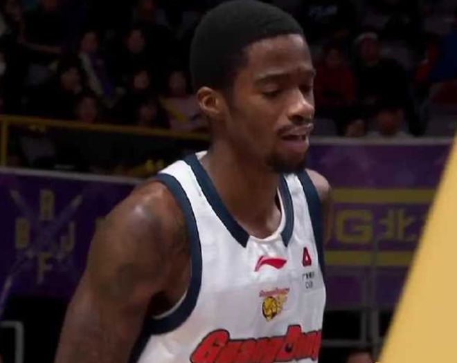 殘陣廣東全身而退！小將后衛5犯離場，仍值得表揚