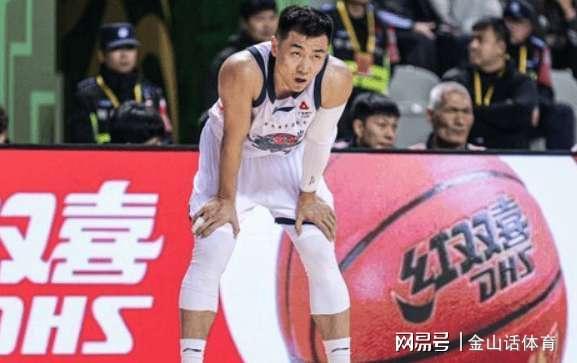 臨危受命！30歲老將挺身而出，砍25分7板11助攻，率隊逆轉比賽！