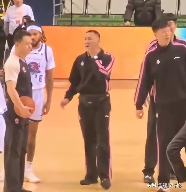 CBA名場面！山東工作人員對著裁判瘋狂打臉 高詩巖評論“最牛逼”