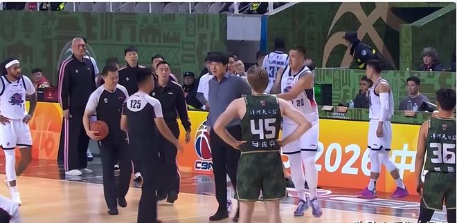 邱彪被激怒，脫下西裝上衣狠狠摔在地上，然后沖向裁判