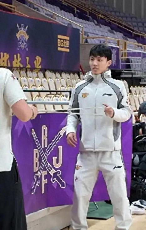 CBA三消息：徐杰傷病更新，胡明軒沖全明星票王，邱彪或遭重罰