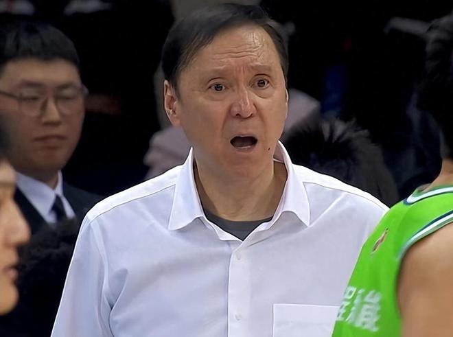 CBA自殺時刻：加時賽最后6秒犯規，送對手罰球絕殺，主教練氣瘋了