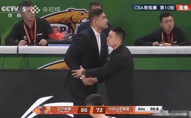 故意放水？雪藏當家球星遭四連敗，球迷怒斥：輸也不是這樣演的