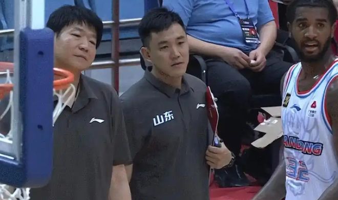 CBA官宣處罰！邱彪因抱怨裁判失當(dāng)行為禁賽兩場(chǎng)，翻譯還被罰款！