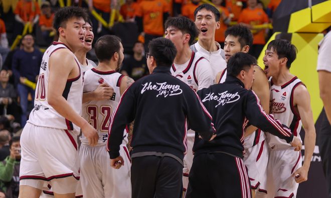 實(shí)錘了！約克絕殺三分沒有踩線的證據(jù)找到，杜鋒罵錯(cuò)裁判了