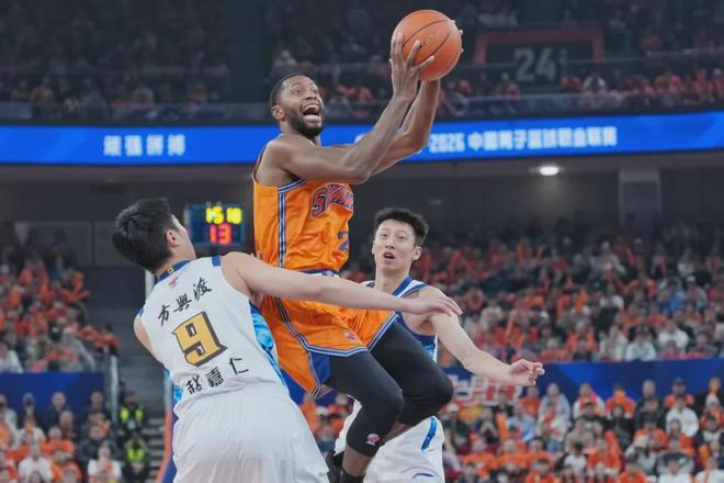 CBA常規賽第11輪，上海久事男籃99:77戰勝浙江廣廈隊