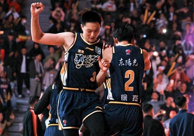 胡明軒現在狀態真差，廣東男籃自己的球迷，現在都對他不滿意