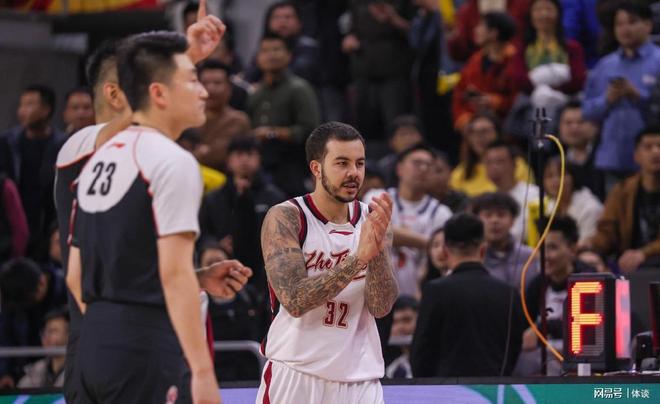 胡明軒錯(cuò)過“準(zhǔn)絕殺”、約克神奇一投絕殺廣東 上海大勝浙江廣廈