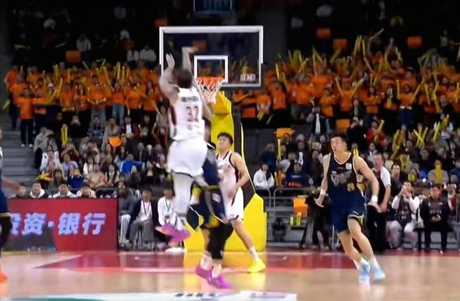太可惜了！廣東男籃1分憾負，徐杰傾盡所有，輸球主要怪此人