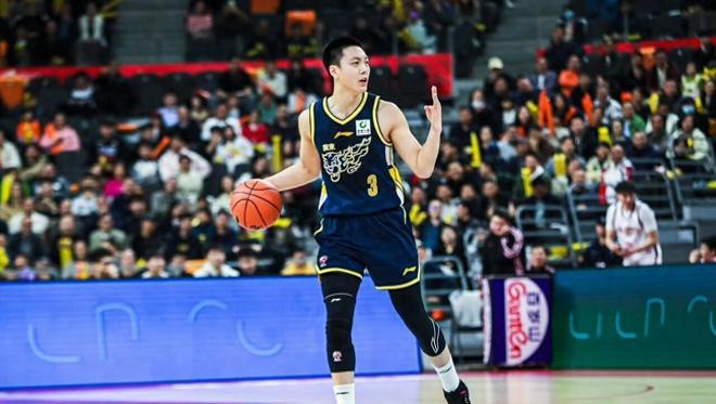 破案了！廣東隊(duì)潰敗原因找到，杜鋒錯(cuò)信一人，球迷不滿重用胡明軒