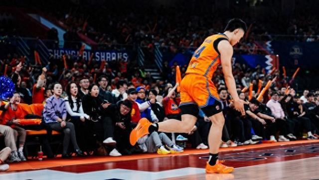 傳奇重聚主場，上海男籃生日夜取得七連勝