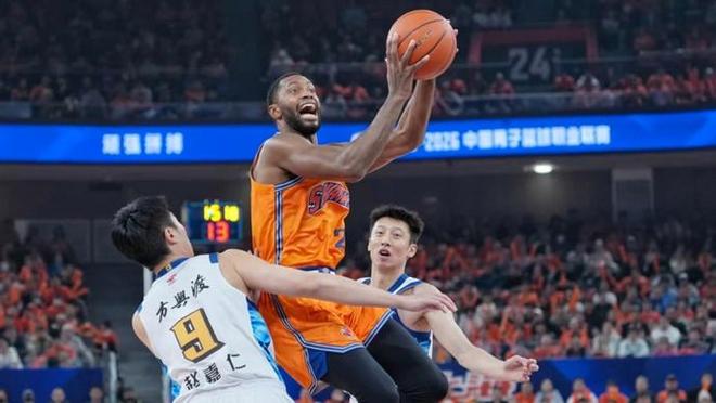 三十周年之夜，七連勝是最好的禮物：上海男籃大勝衛冕冠軍，檢驗來得正是時候