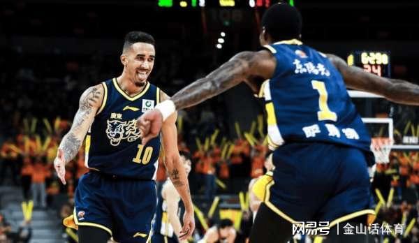 早該這么打了！籃下6中6砍13分5籃板，2米11內線，終于硬氣了一回