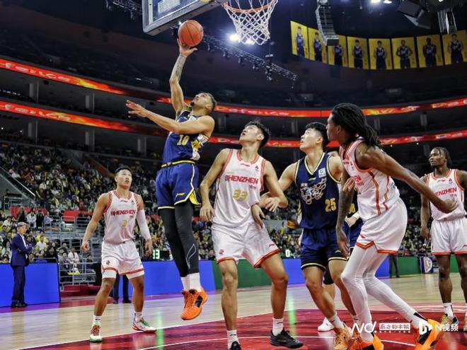 廣東男籃險勝深圳贏下德比，杜潤旺復出徐杰命中制勝關鍵球