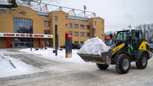 圖片報：暴雪恐影響本周末三場德甲，圣保利主場啟動大規模除雪