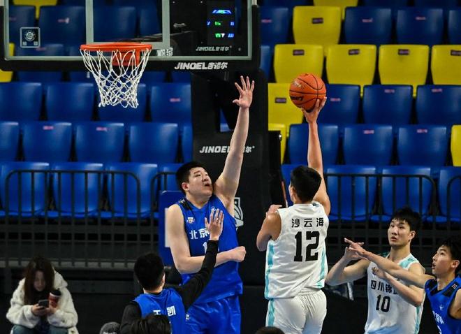 籃板第1+蓋帽第1！中國男籃17歲2米13新星崛起：新韓德君轟33+16