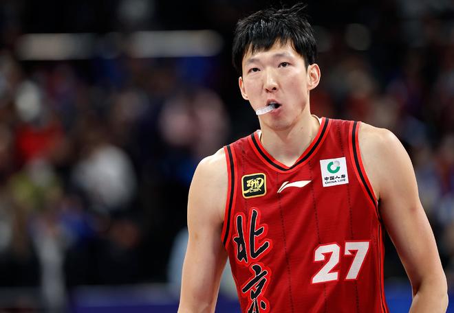 侮辱性極強!珀賽爾單臂隔扣周琦噴垃圾話,最后迎面大魔王拋投絕殺