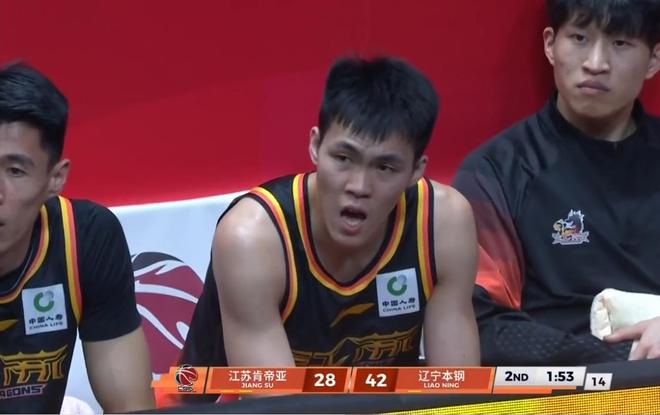 CBA最耀眼的新星“寵老六”，昨晚在比賽中，被鄢手騏打懵了