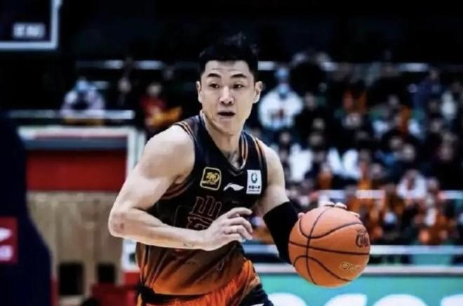 記者：高詩巖雙腿膝蓋積水嚴(yán)重，今晚面對北京休戰(zhàn)一場